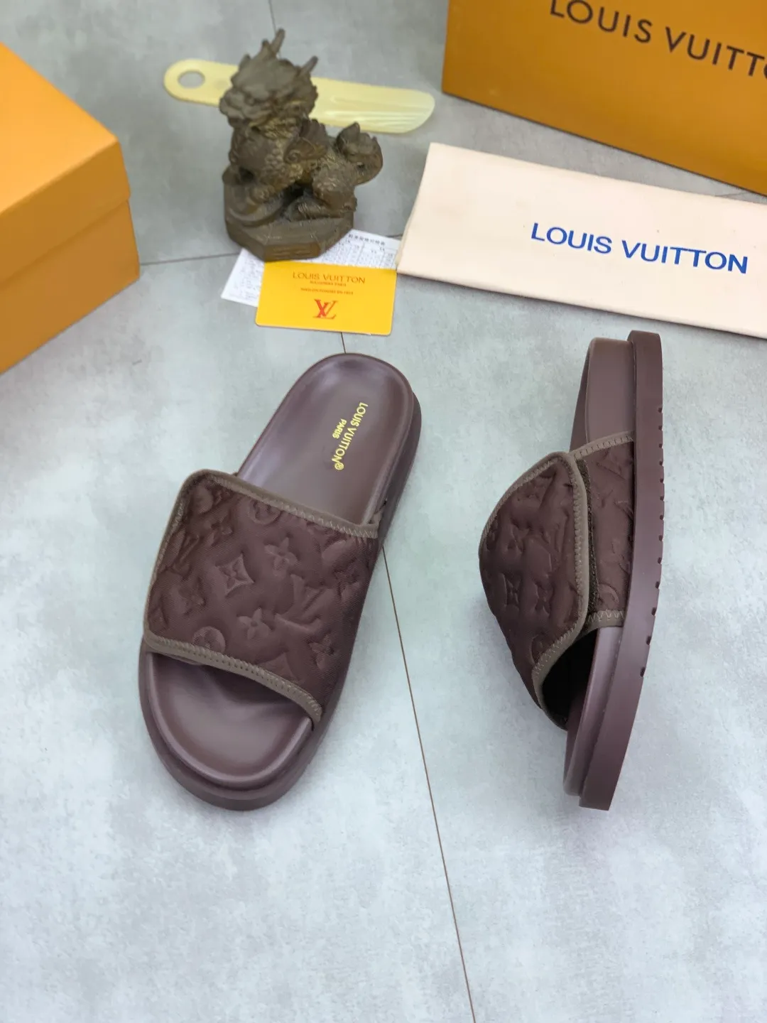 Men's shoes 💰P320 💰[New style]🆘 Original quality [LOUIS VUITTON] The popular Louis Vuitton LV men's slippers on the official website are on sale simultaneously! Original fabric imported from Italy, original factory special supply, code number: 38-44 (45 customized), many colors available